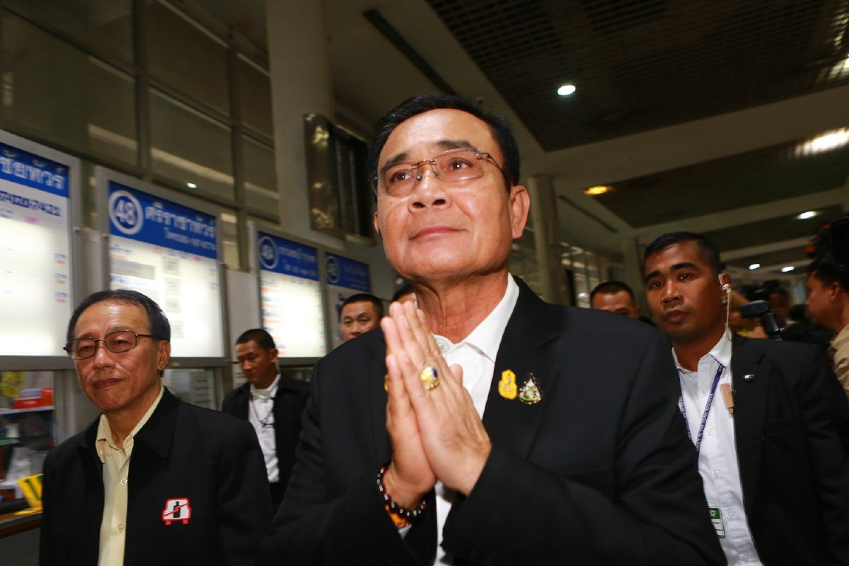 "ลุงตู่"เจ็บจี๊ดเจอชาวบ้านเบื่อนายกฯขณะรอรถกลับบ้านที่หมอชิต "ลุงตู่"เจ็บจี๊ดเจอชาวบ้านเบื่อนายกฯขณะรอรถกลับบ้านที่หมอชิต