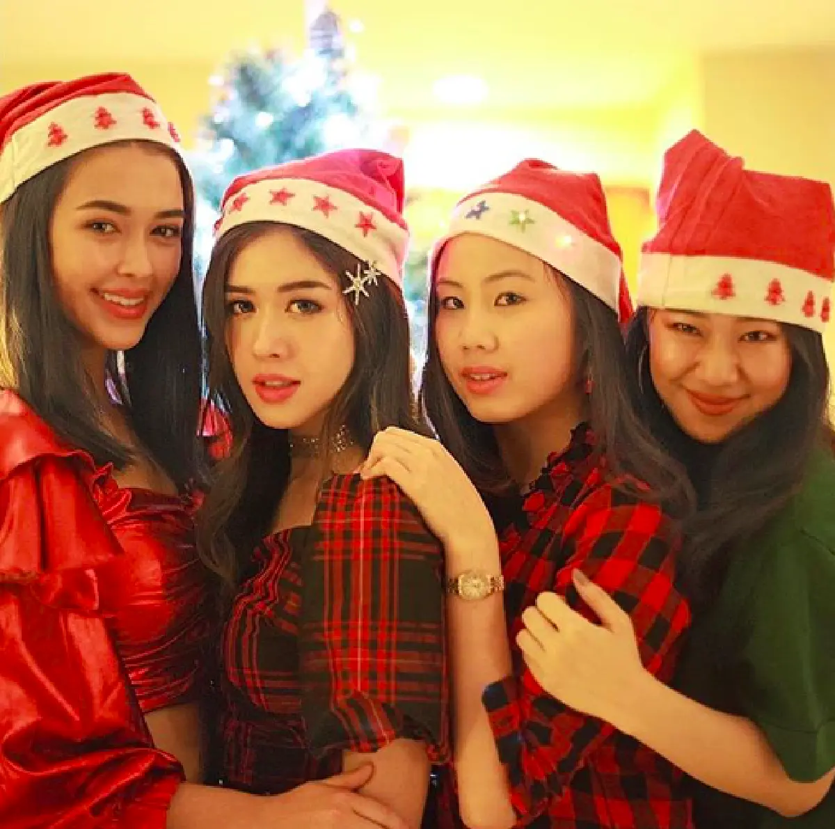 "แพทริเซีย” ยิ้มร่า! ควง “ไฮโซโน้ต” ปาร์ตี้คริสต์มาสพร้อมครอบครัวและแก๊งเพื่อน