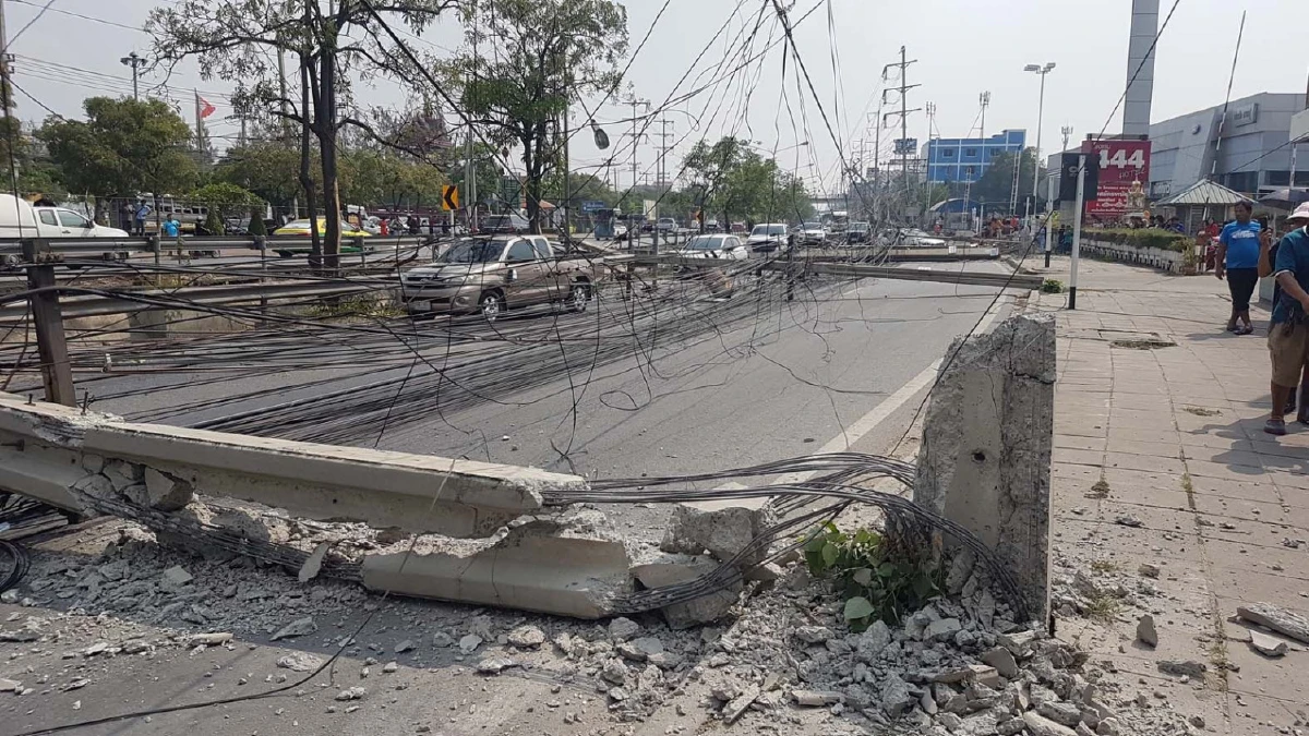 สาวซิ่งกระบะหลุดโค้งชนเสาไฟฟ้าล้มกว่า 15 ต้นทับรถพังยับนับสิบคัน