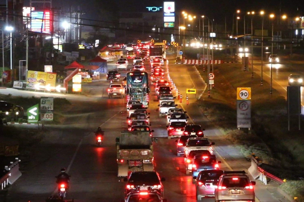 รถแน่นเต็มถนนมิตรภาพประชาชนแห่กลับบ้านฉลองเทศกาลปีใหม่ รถแน่นเต็มถนนมิตรภาพประชาชนแห่กลับบ้านฉลองเทศกาลปีใหม่