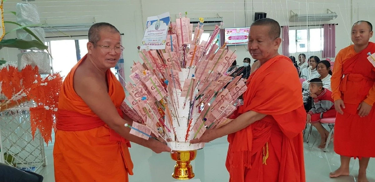 คนพะเยาทำบุญส่งท้ายปีจัดทอดผ้าป่าสามัคคีพัฒนาการศึกษา