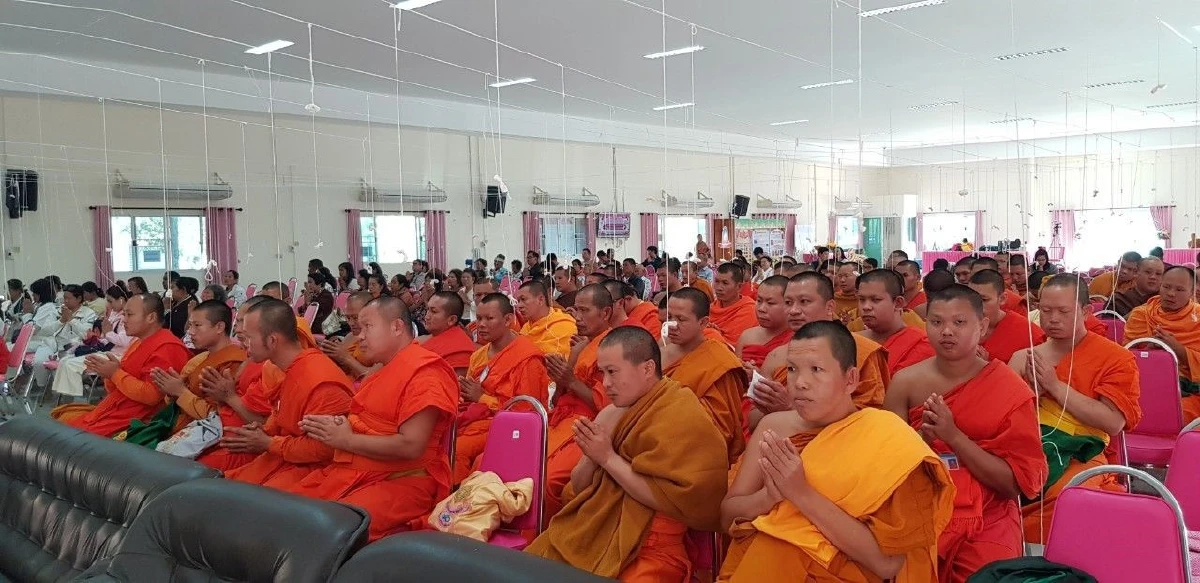 คนพะเยาทำบุญส่งท้ายปีจัดทอดผ้าป่าสามัคคีพัฒนาการศึกษา