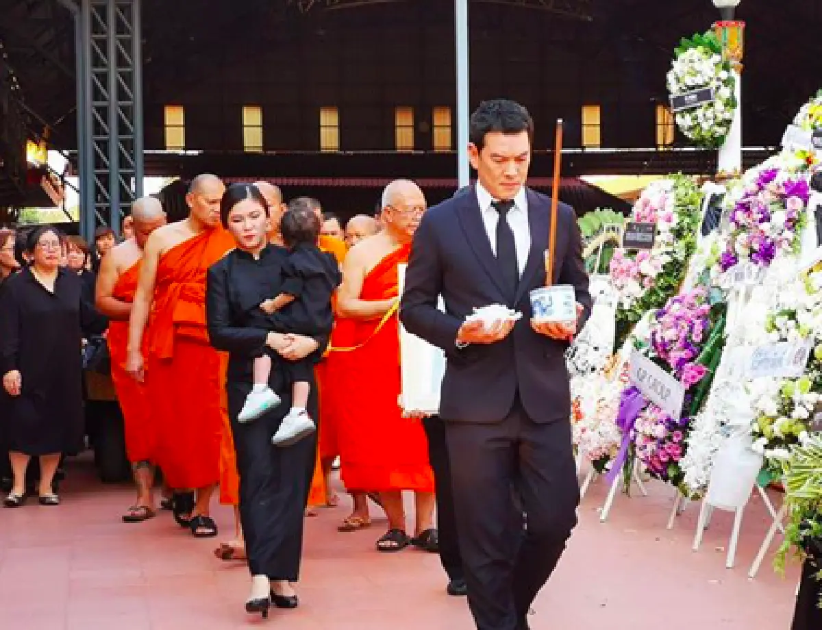 “แอน” เคียงข้าง “ชาคริต” ส่ง “คุณแม่สมลักษณ์ แย้มนาม” ขึ้นสวรรค์! ทำให้แม่เป็นครั้งสุดท้าย