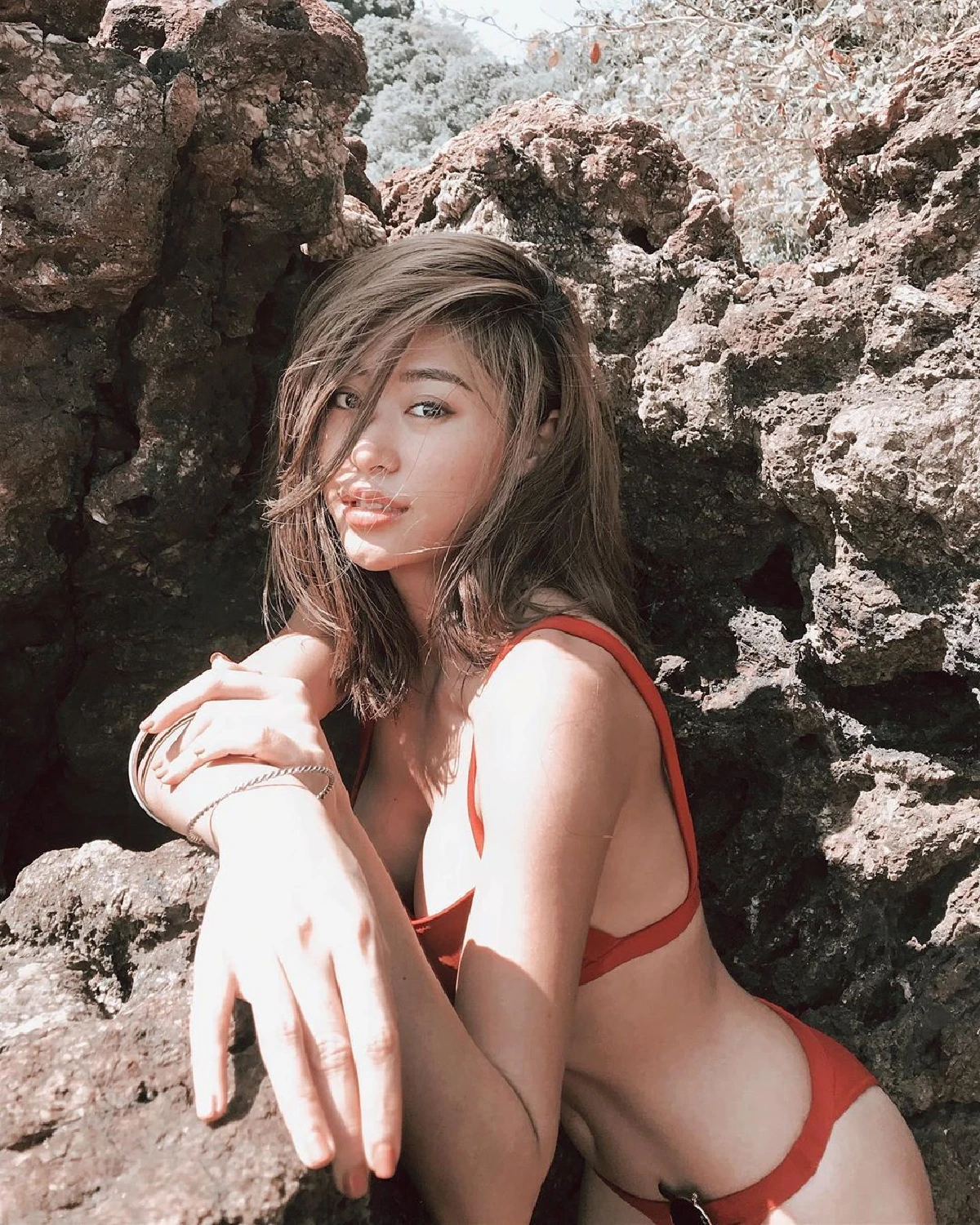 เซ็กซี่ส่งท้ายปี! "ยิปซี คีรติ” นุ่งบิกินี่สีแดงตัดผิวแทนๆ อวดหุ่นเป๊ะริมหาด