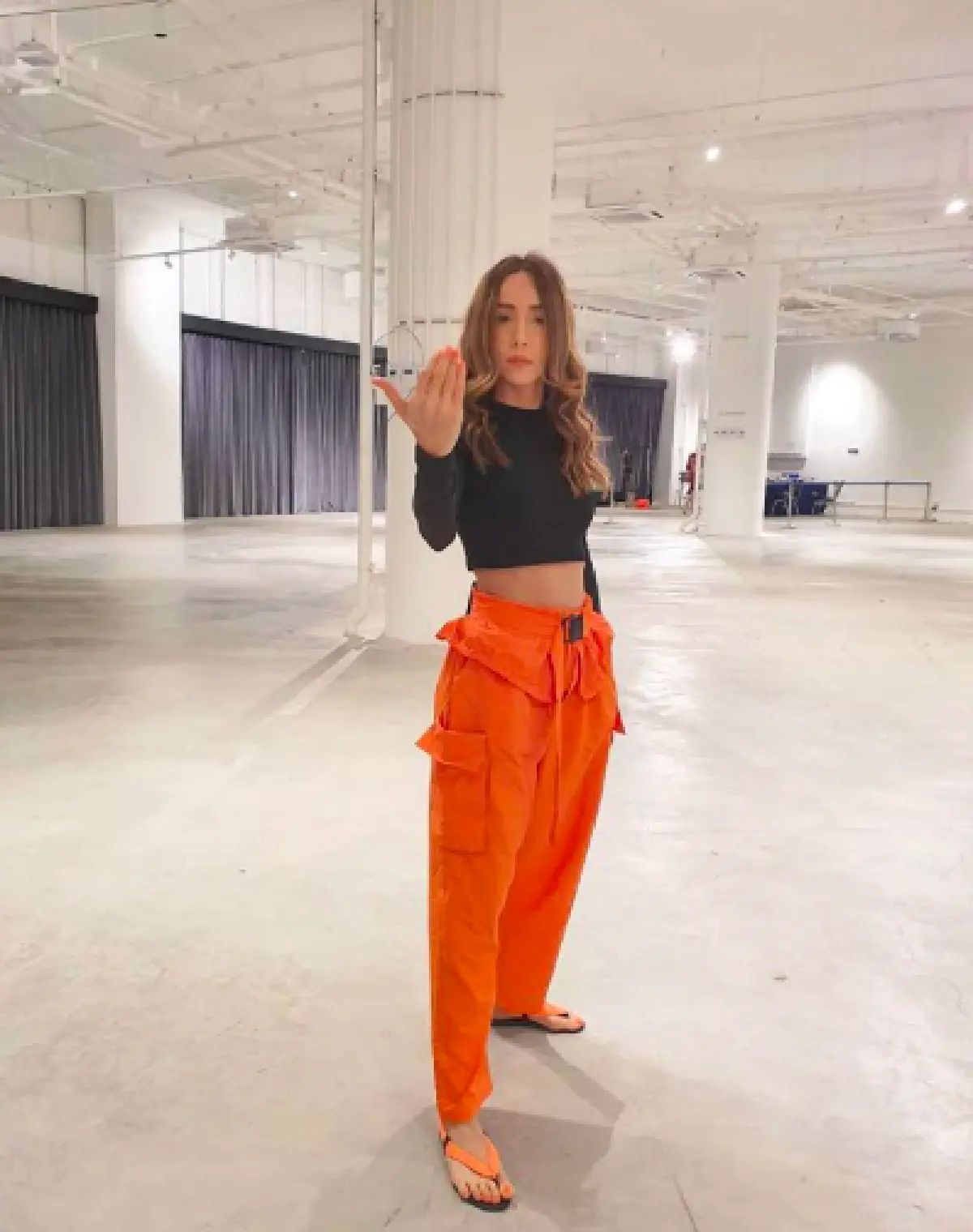 มิติใหม่การรับของบนเวที “ปาล์มมี่”  ได้ไก่ย่างมาเป็นตัว กัดชิมให้เห็นกันไปเลย