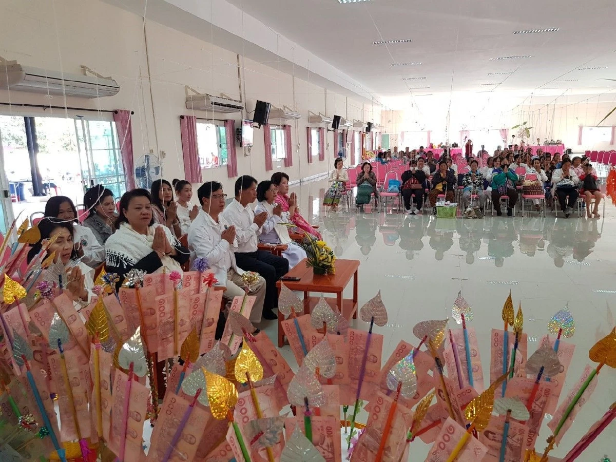 คนพะเยาทำบุญส่งท้ายปีจัดทอดผ้าป่าสามัคคีพัฒนาการศึกษา