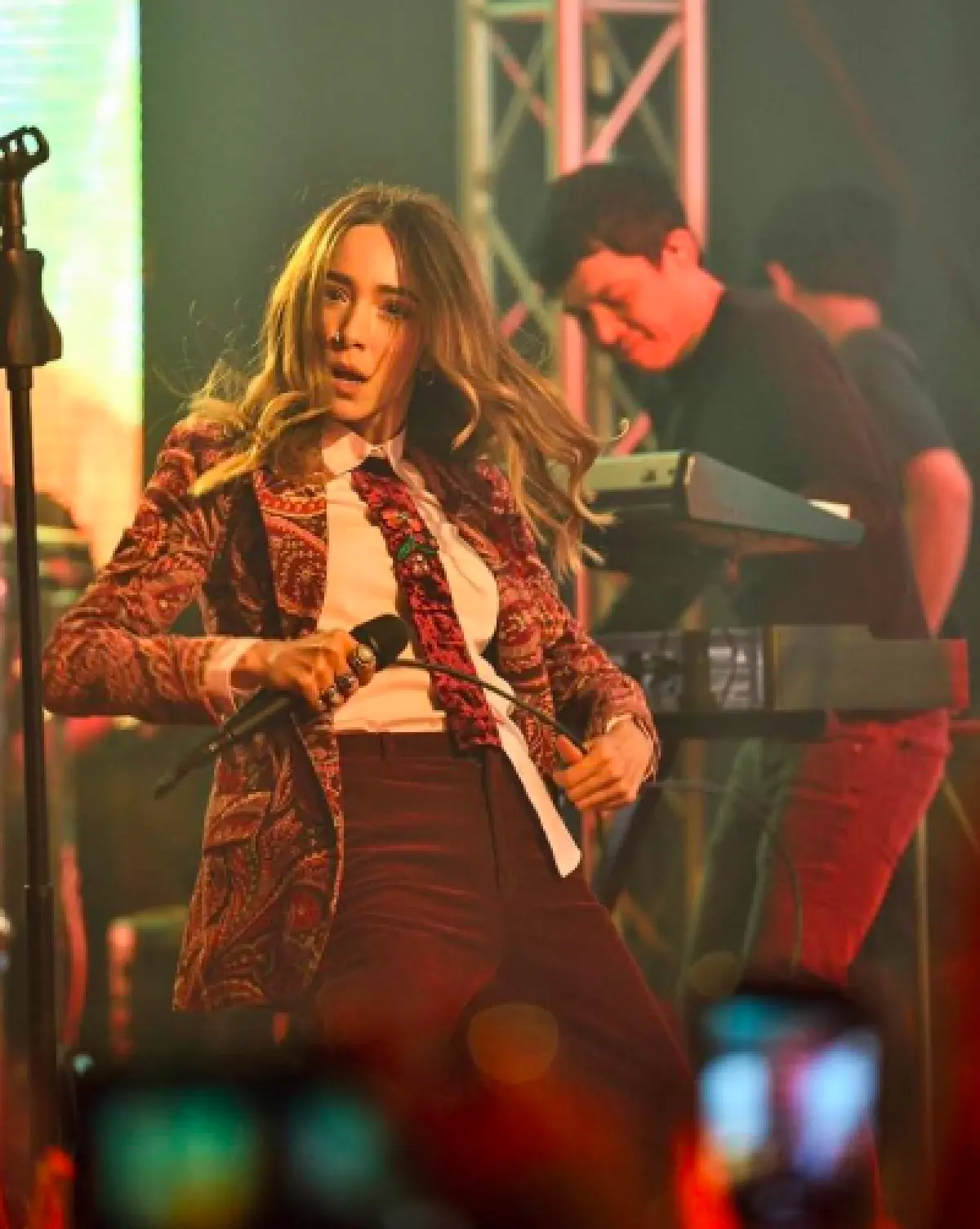 มิติใหม่การรับของบนเวที “ปาล์มมี่”  ได้ไก่ย่างมาเป็นตัว กัดชิมให้เห็นกันไปเลย