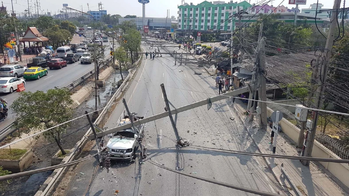 สาวซิ่งกระบะหลุดโค้งชนเสาไฟฟ้าล้มกว่า 15 ต้นทับรถพังยับนับสิบคัน
