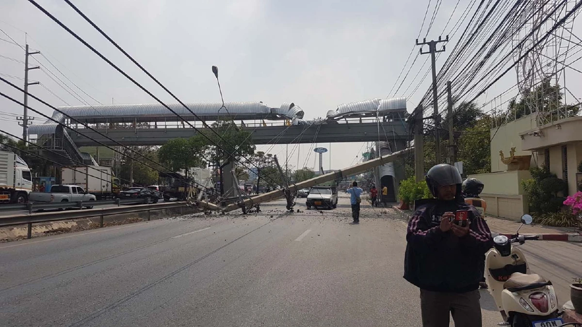 สาวซิ่งกระบะหลุดโค้งชนเสาไฟฟ้าล้มกว่า 15 ต้นทับรถพังยับนับสิบคัน