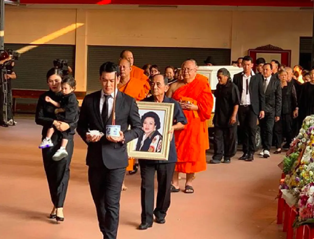 “แอน” เคียงข้าง “ชาคริต” ส่ง “คุณแม่สมลักษณ์ แย้มนาม” ขึ้นสวรรค์! ทำให้แม่เป็นครั้งสุดท้าย