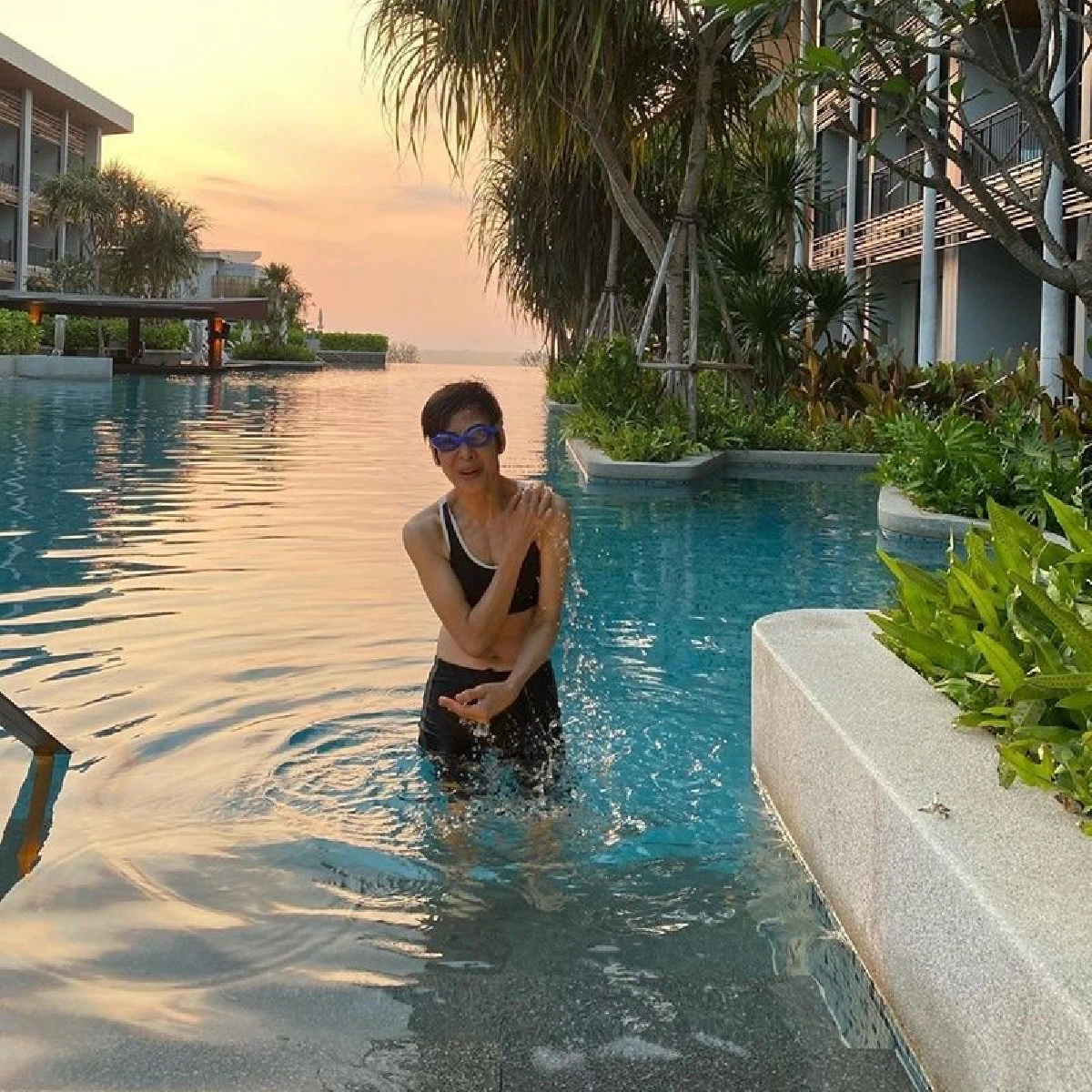 "ปุ๊ อัญชลี" 64 ยังแจ๋ว! รับคำท้า...โชว์ภาพตัวเองในชุดว่ายน้ำทูพีซ