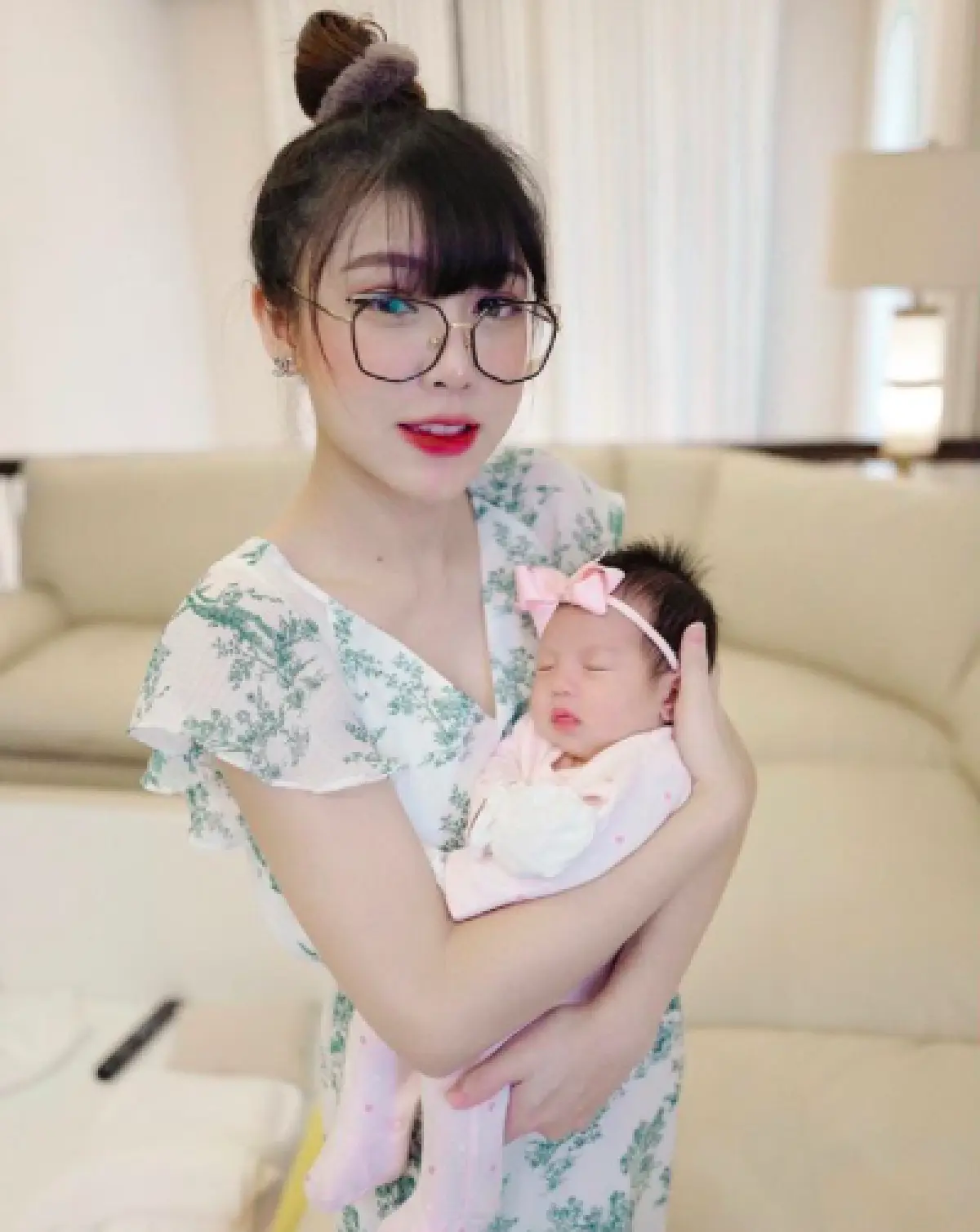 เรื่องของใครของมัน! “แอปเปิ้ล สีสะเหงียน” โดนคนเข้ามาแขวะ  หลังลงรูปเลี้ยงลูกจนหัวฟู