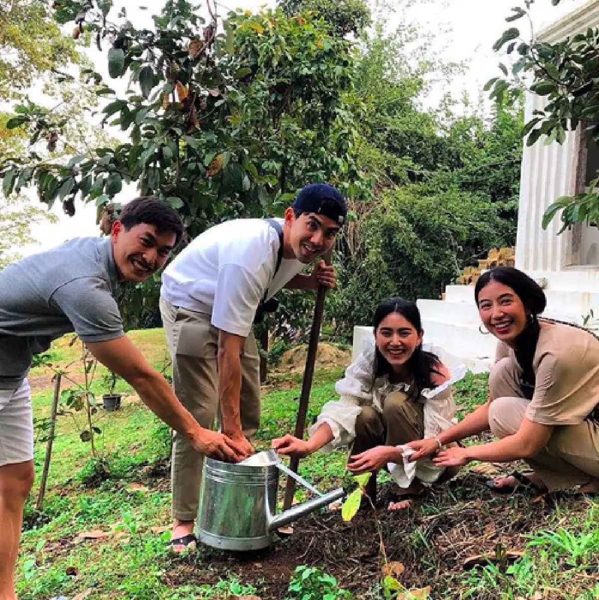"ใหม่-มิ้นต์” ควงหวานใจ “เต๋อ-ภูผา” กระชับความสัมพันธ์กันที่เชียงใหม่