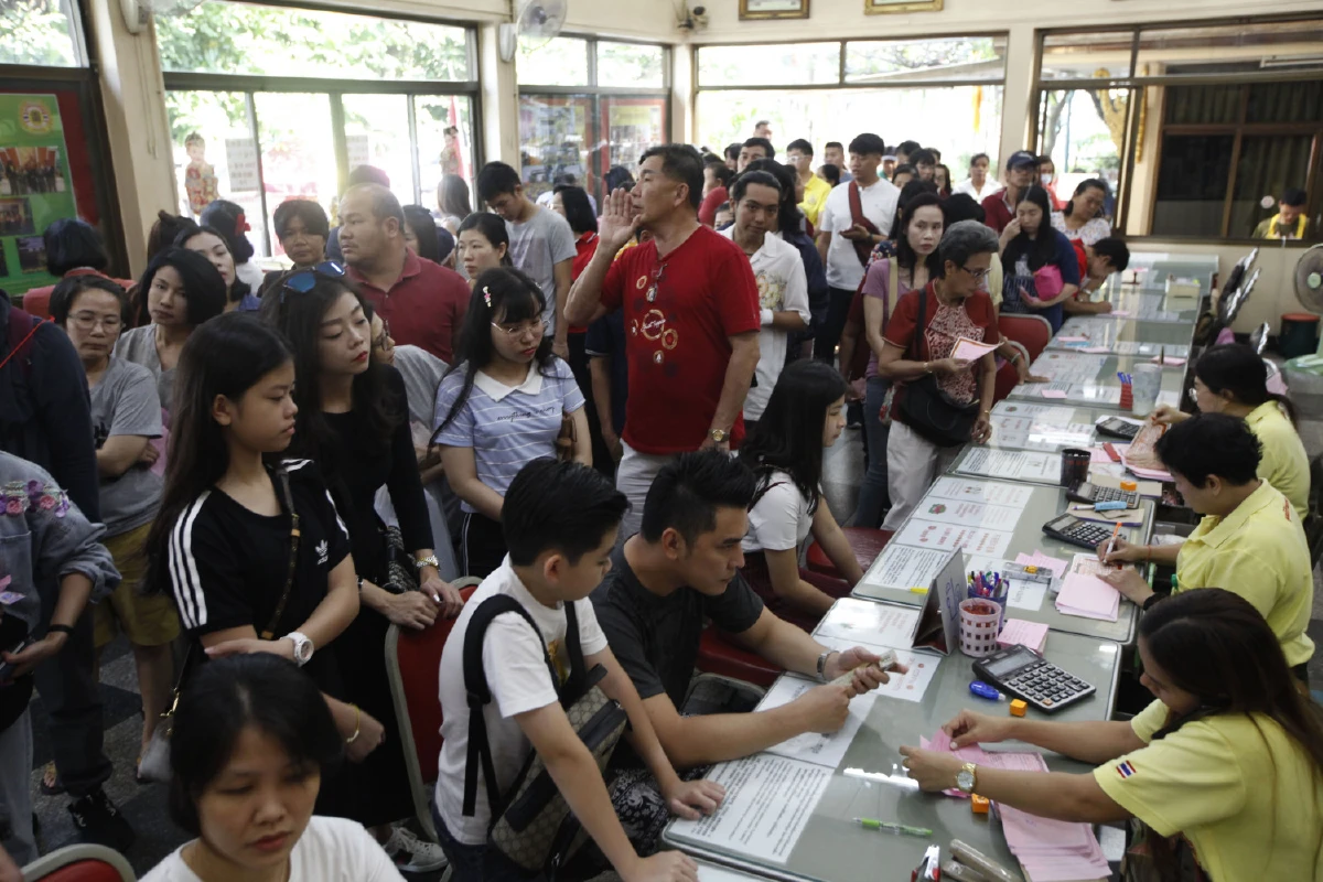 แห่ขอพรเทพเจ้าแก้ปีชงแน่นวัดเล่งเน่งยี่-ทำบุญโลงศพทะลัก