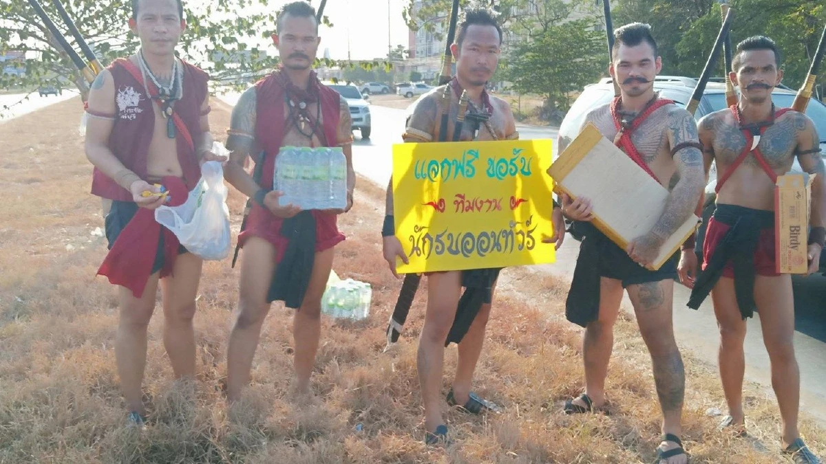 5 ตัวประกอบละครทีวีแต่งชุดนักรบโบราณแจกน้ำดื่มคลายเครียดช่วงรถติด