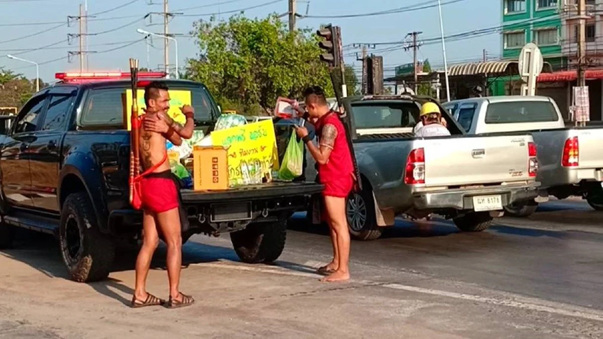 5 ตัวประกอบละครทีวีแต่งชุดนักรบโบราณแจกน้ำดื่มคลายเครียดช่วงรถติด