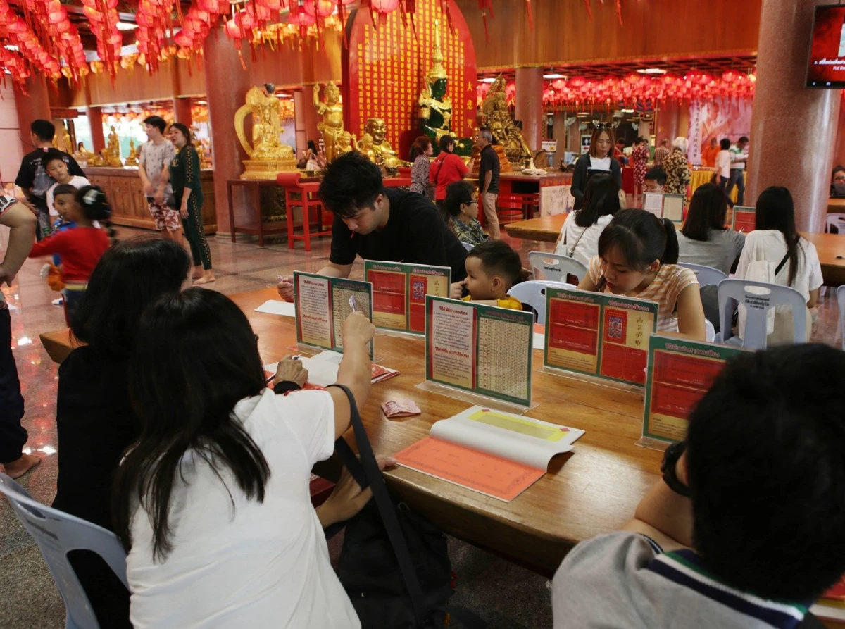 แห่ขอพรเทพเจ้าแก้ปีชงแน่นวัดเล่งเน่งยี่-ทำบุญโลงศพทะลัก