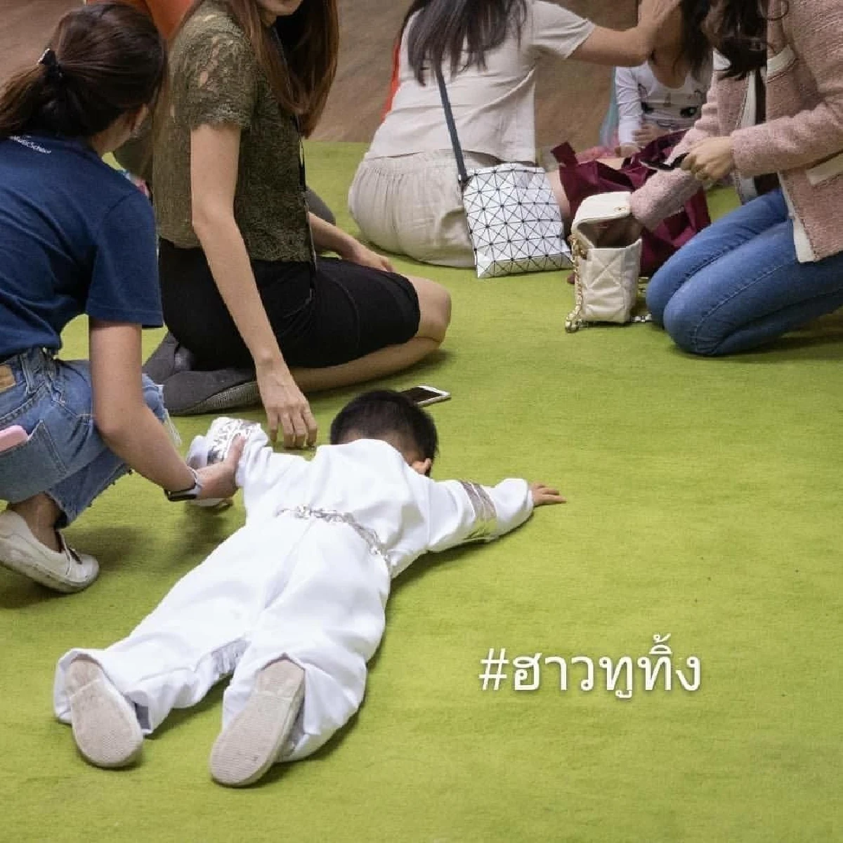 “โอปอล์” นำเสนอ #ฮาวทูทิ้ง เวอร์ชั่น "น้องอลัน” กับลีลาการทิ้งตัวตามที่ต่างๆ