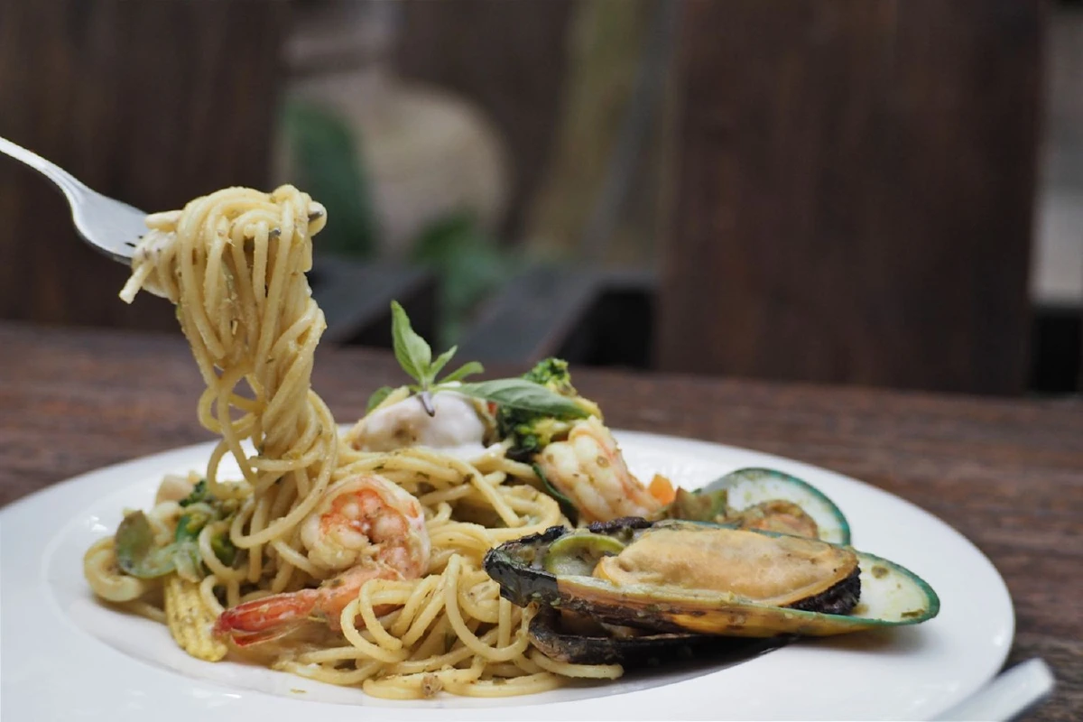 ไปเชียงใหม่ ลิสต์ร้านนี้ไว้ไม่ผิดหวัง The Faces Gallery & Gastro Bar