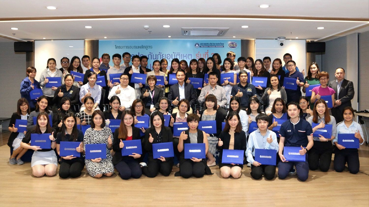 นายกสมาคมประกันวินาศภัยไทย มอบประกาศนียบัตรหลักสูตรการประกันภัยอุบัติเหตุและการประกันสุขภาพ รุ่นที่ 2 นายกสมาคมประกันวินาศภัยไทย มอบประกาศนียบัตรหลักสูตรการประกันภัยอุบัติเหตุและการประกันสุขภาพ รุ่นที่ 2