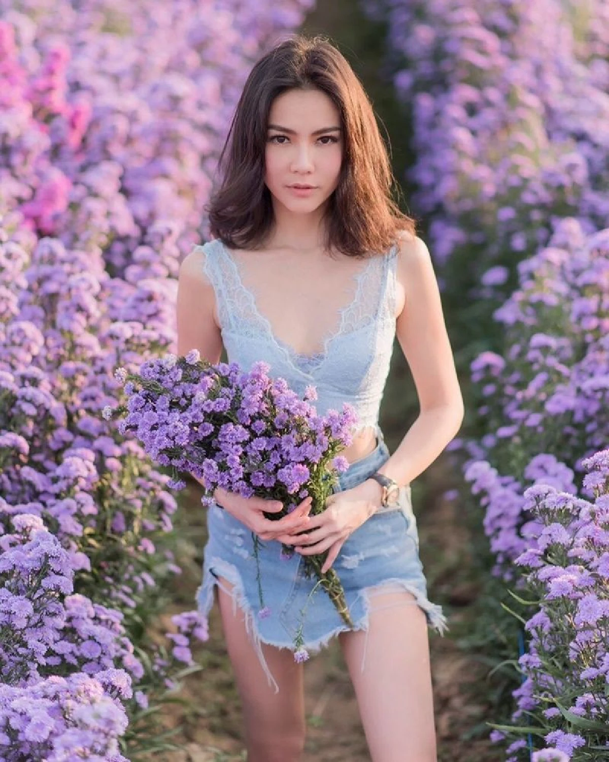 ทำทุกที่ลุกเป็นไฟ!  "กิ๊บซี่ วนิดา" กับแฟชั่นเซ็กซี่ในสวนดอกไม้และชุดบิกินี่ในสระน้ำ