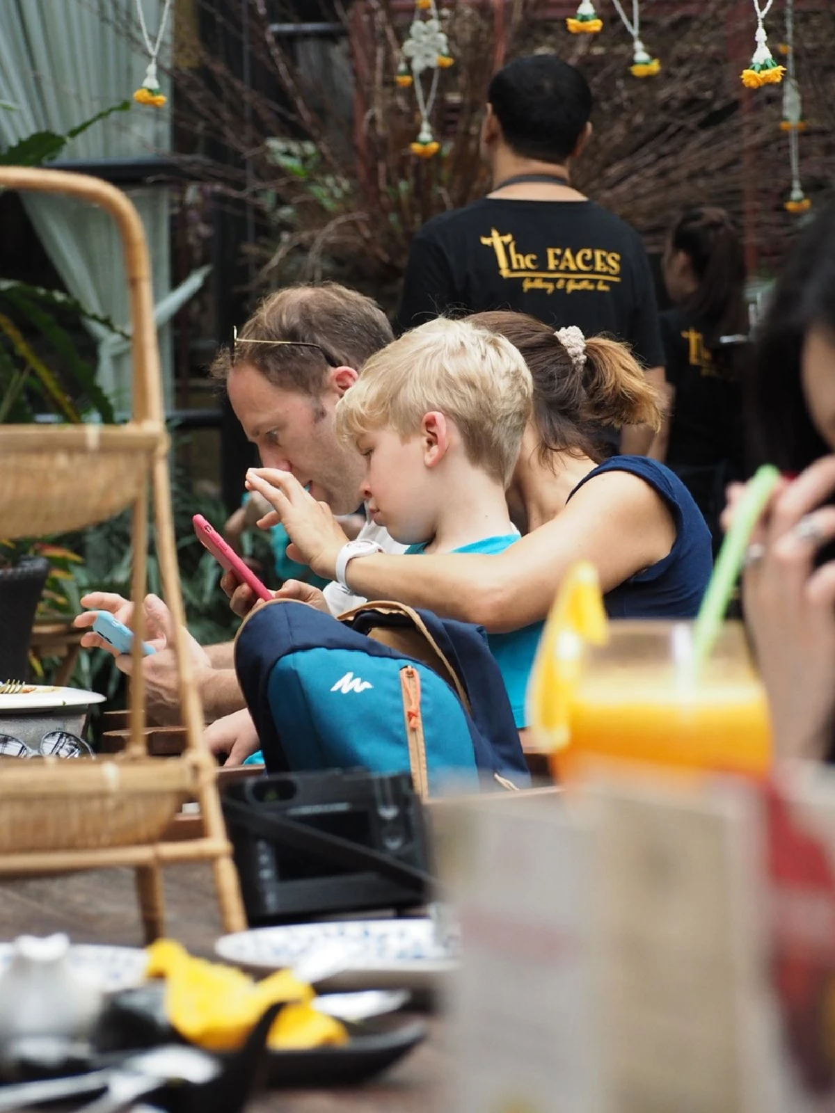 ไปเชียงใหม่ ลิสต์ร้านนี้ไว้ไม่ผิดหวัง The Faces Gallery & Gastro Bar