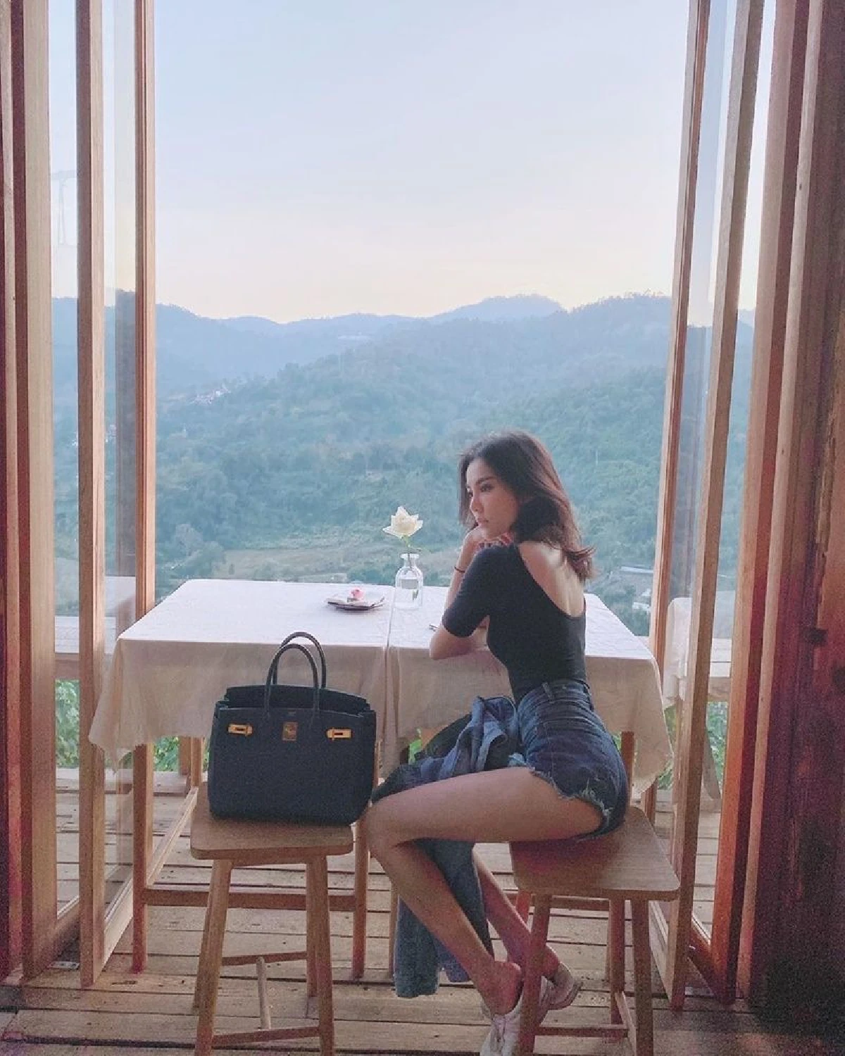 ทำทุกที่ลุกเป็นไฟ!  "กิ๊บซี่ วนิดา" กับแฟชั่นเซ็กซี่ในสวนดอกไม้และชุดบิกินี่ในสระน้ำ