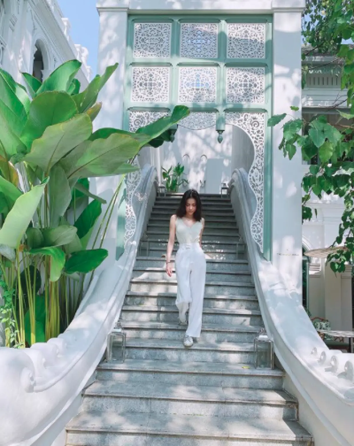 ทำทุกที่ลุกเป็นไฟ!  "กิ๊บซี่ วนิดา" กับแฟชั่นเซ็กซี่ในสวนดอกไม้และชุดบิกินี่ในสระน้ำ