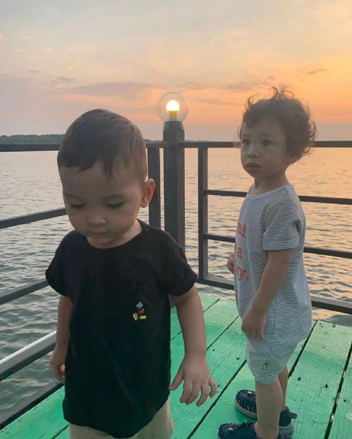 มิตรภาพจากรุ่นสู่รู่น “เรย์-ชาคริต" เทียบภาพลูกชาย "น้องมิก้า-น้องโพธิ์" เหมือนกันเป๊ะ