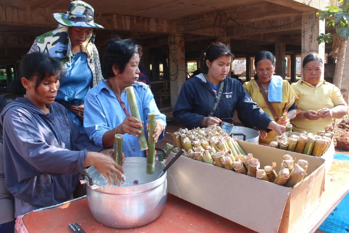 วัดดังโคราชเผาข้าวหลาม 2,500 กระบอกพร้อมสวดมนต์ข้ามปี