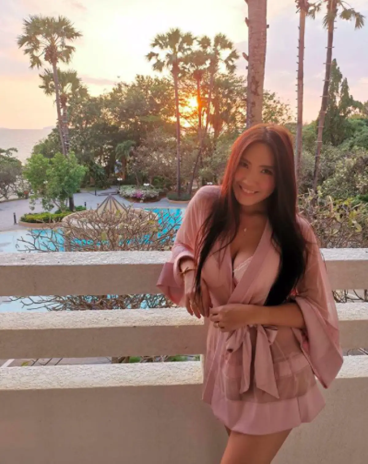 “บอลลูน” ส่งความสุดท้ายปี! อวดความแซ่บกระจายสุดในชุดบิกินี่สีขาวริมทะเล