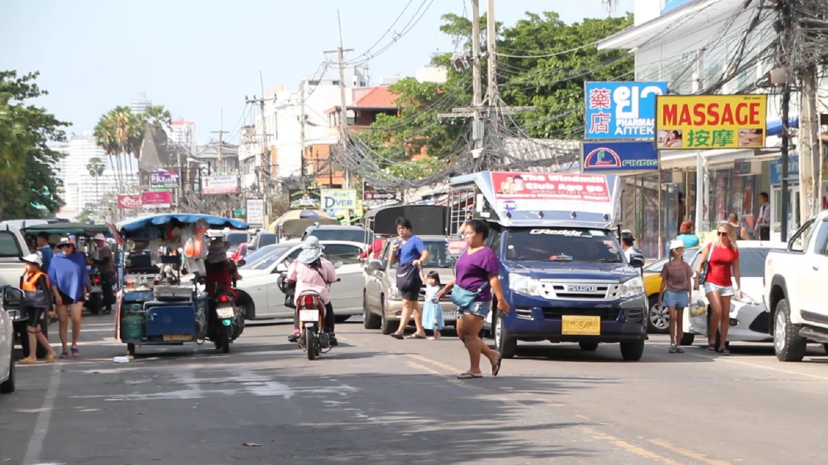 ชายหาดพัทยา-จอมเทียนนักท่องเที่ยวแน่นผู้ประกอบการยิ้มแป้น