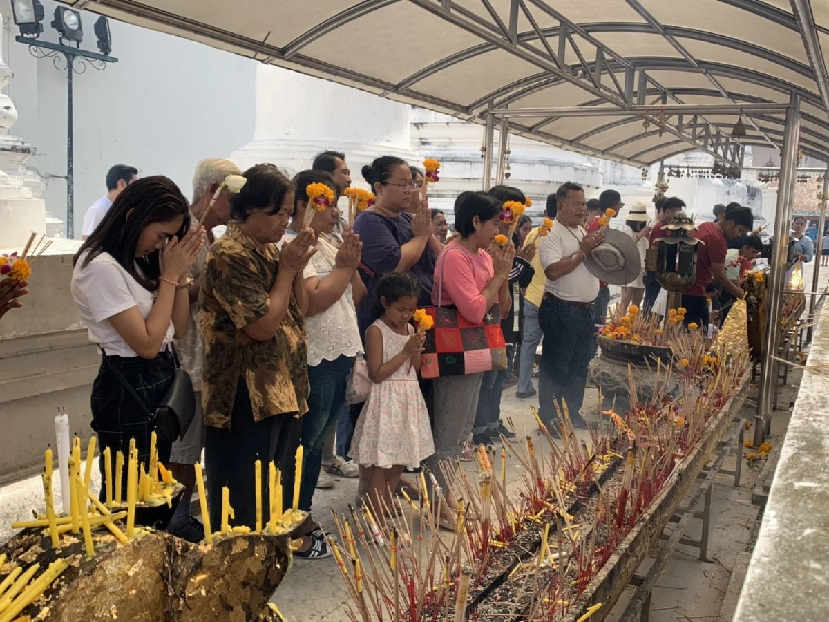 แห่ขอพรพระบรมธาตุเจดีย์เมืองนครฯแน่นเพื่อเป็นศิริมงคลรับปีใหม่
