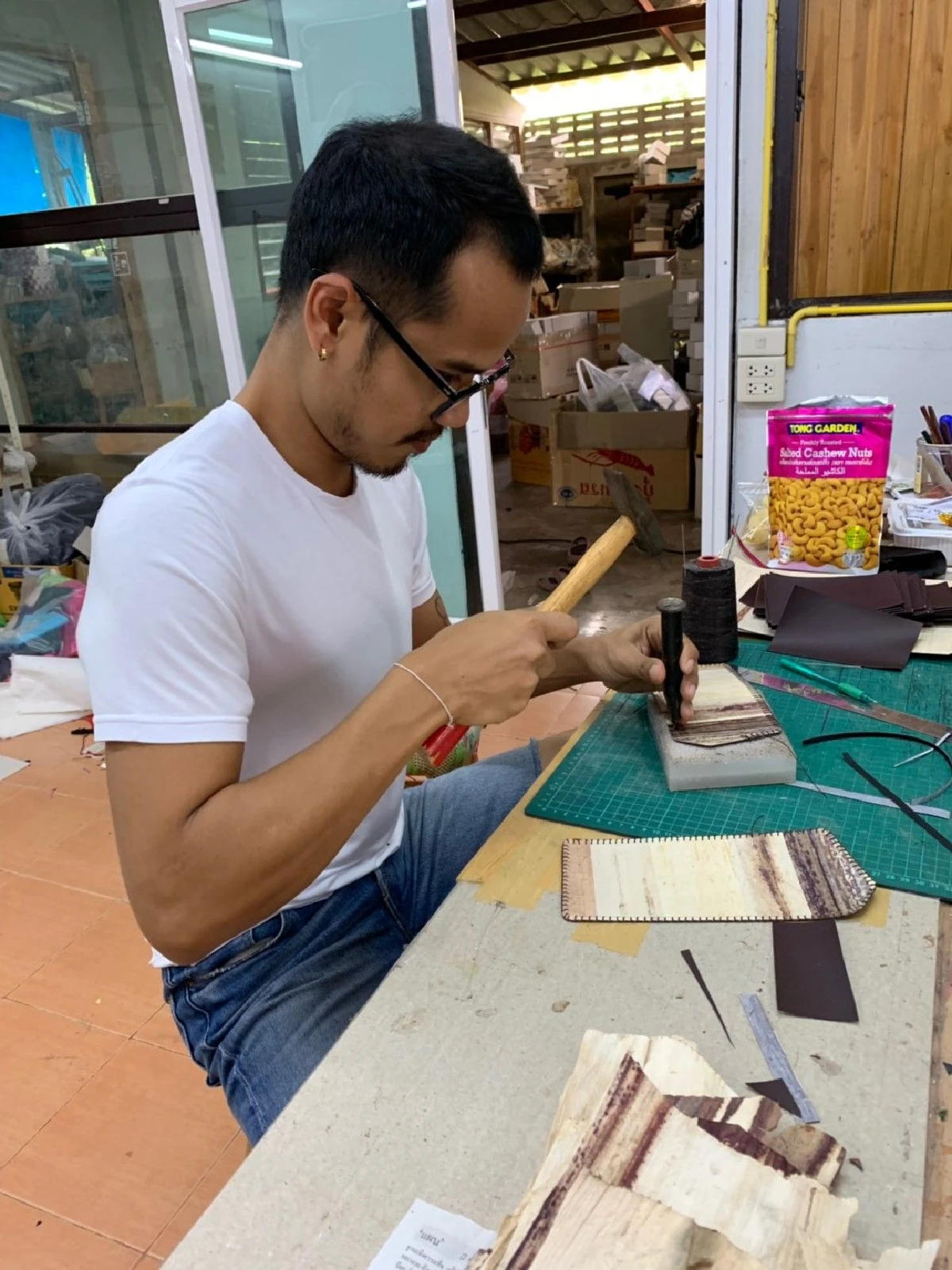 เปลี่ยนกาบกล้วยเหลือทิ้ง เป็นกระเป๋าขึ้นห้าง “ธนกร สดใส” ปราชญ์กล้วย ‘ตานี แบรนด์’