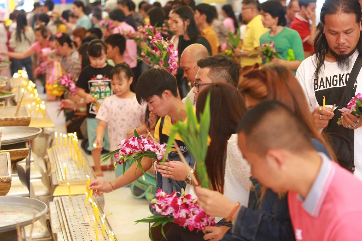 ประมวลภาพบรรยากาศประชาชนทำบุญตามวัดต่างๆในกทม.จำนวนมาก