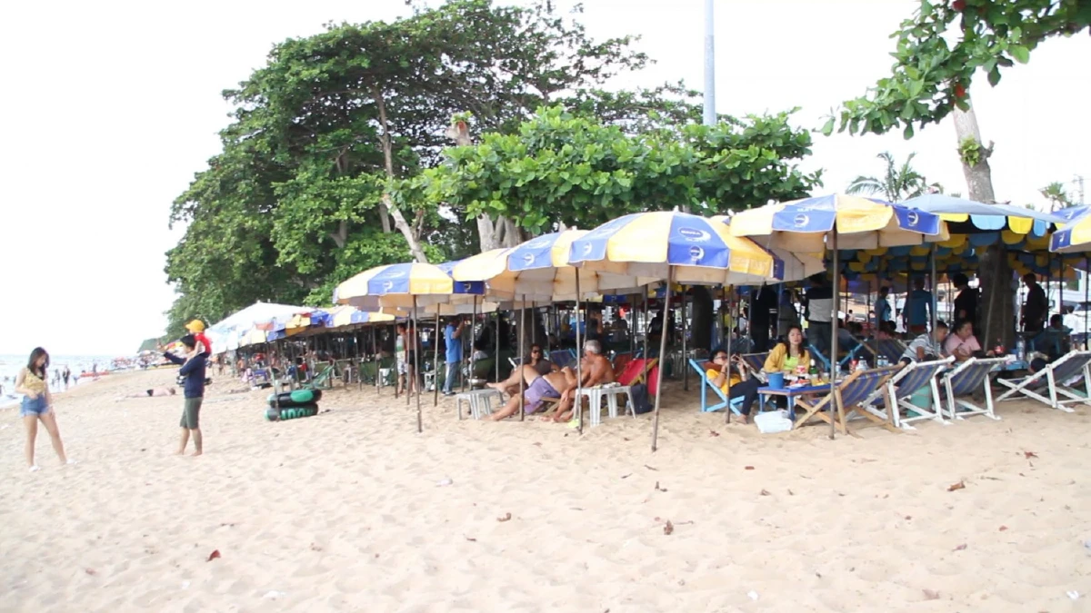 ชายหาดพัทยา-จอมเทียนนักท่องเที่ยวแน่นผู้ประกอบการยิ้มแป้น