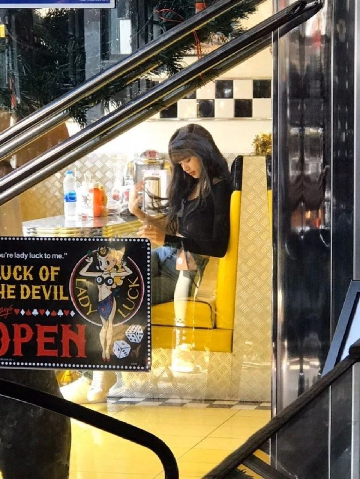 "ลิซ่า Blackpink” ถ่ายรูปข้างกองถุงขยะ....แต่ราคาชุดนั้นไม่ธรรมดาเลย