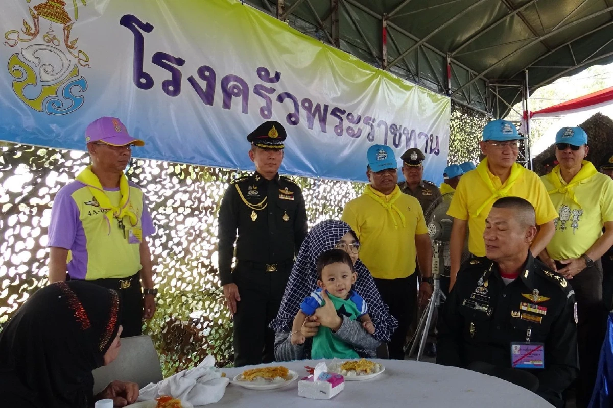 ผู้ใช้รถใช้ถนนปลื้มปิติได้รับประทานอาหารโรงครัวพระราชทานช่วงปีใหม่