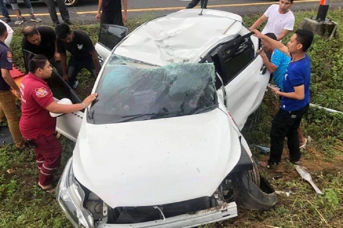 สลด!สาวซื้อรถเก๋งเป็นของขวัญปีใหม่ให้ตัวเองชนเสาไฟดับ ส่วนเพื่อนมาช่วยขับเจ็บ