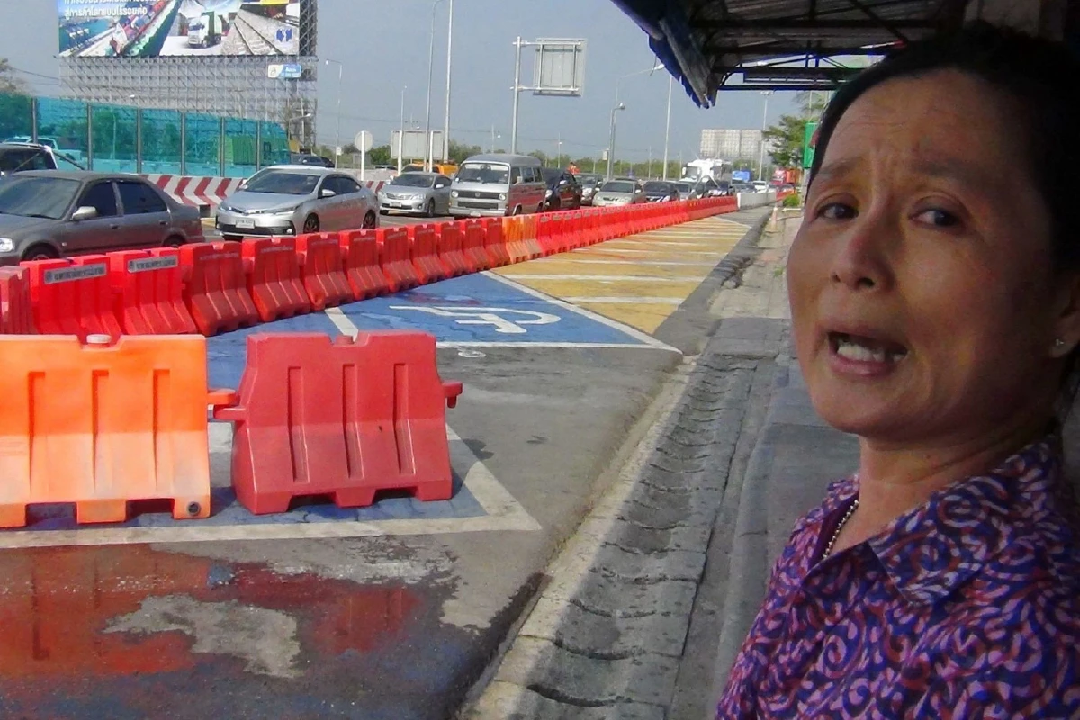 แม่ค้าบนจุดพักรถมอเตอร์เวย์โวยแท่งแบริเออร์ขวางหน้าร้านขายของไม่ได้ช่วงปีใหม่