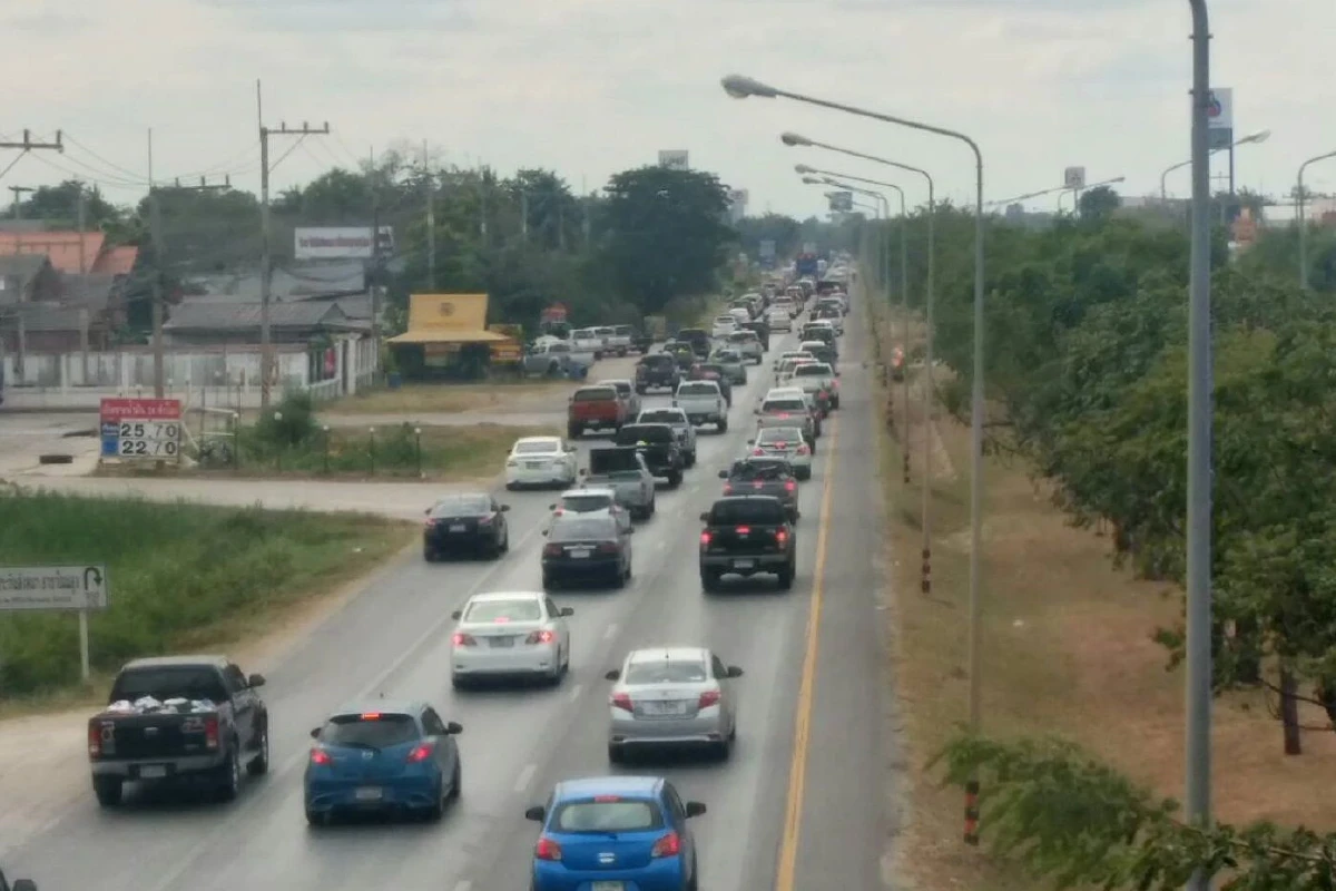 ตำรวจทางหลวง เปิดช่องทางพิเศษ ถนนมิตรภาพโคราช เร่งระบายรถกลับเข้ากรุง