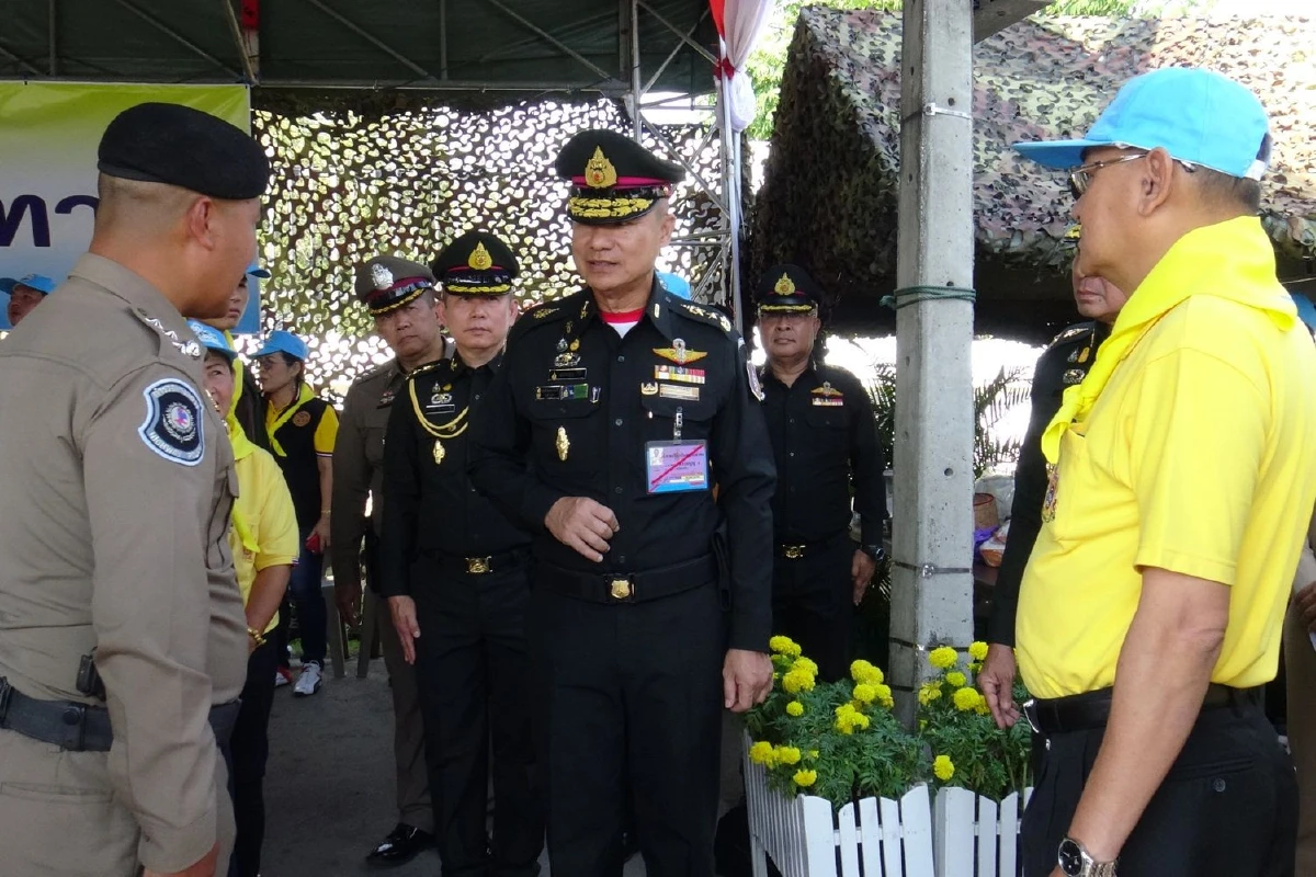 ผู้ใช้รถใช้ถนนปลื้มปิติได้รับประทานอาหารโรงครัวพระราชทานช่วงปีใหม่