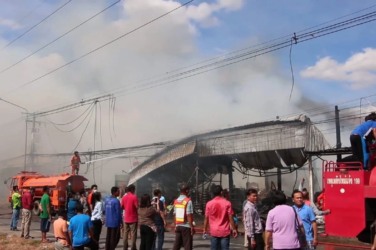 ขอนแก่นไฟไหม้รับปีใหม่! ร้านขายปุ๋ยเสียหายวอด6คูหา