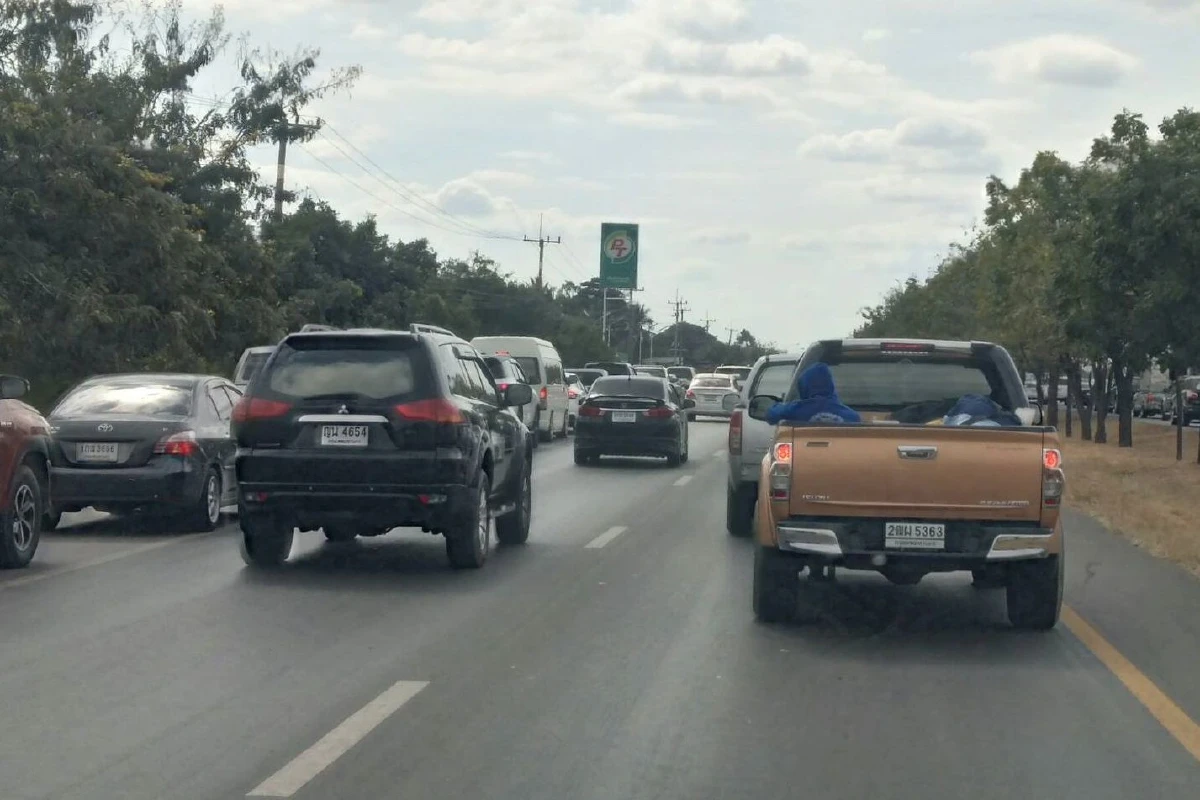 ตำรวจทางหลวง เปิดช่องทางพิเศษ ถนนมิตรภาพโคราช เร่งระบายรถกลับเข้ากรุง