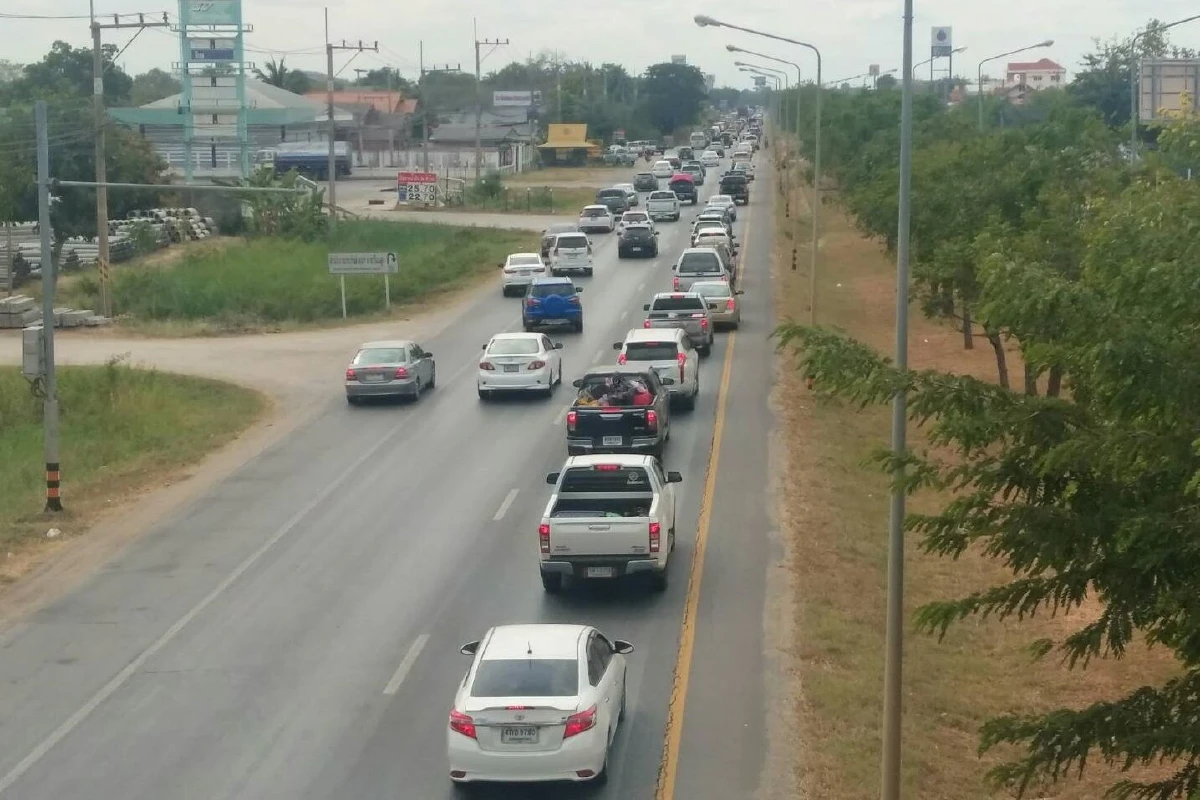 ตำรวจทางหลวง เปิดช่องทางพิเศษ ถนนมิตรภาพโคราช เร่งระบายรถกลับเข้ากรุง