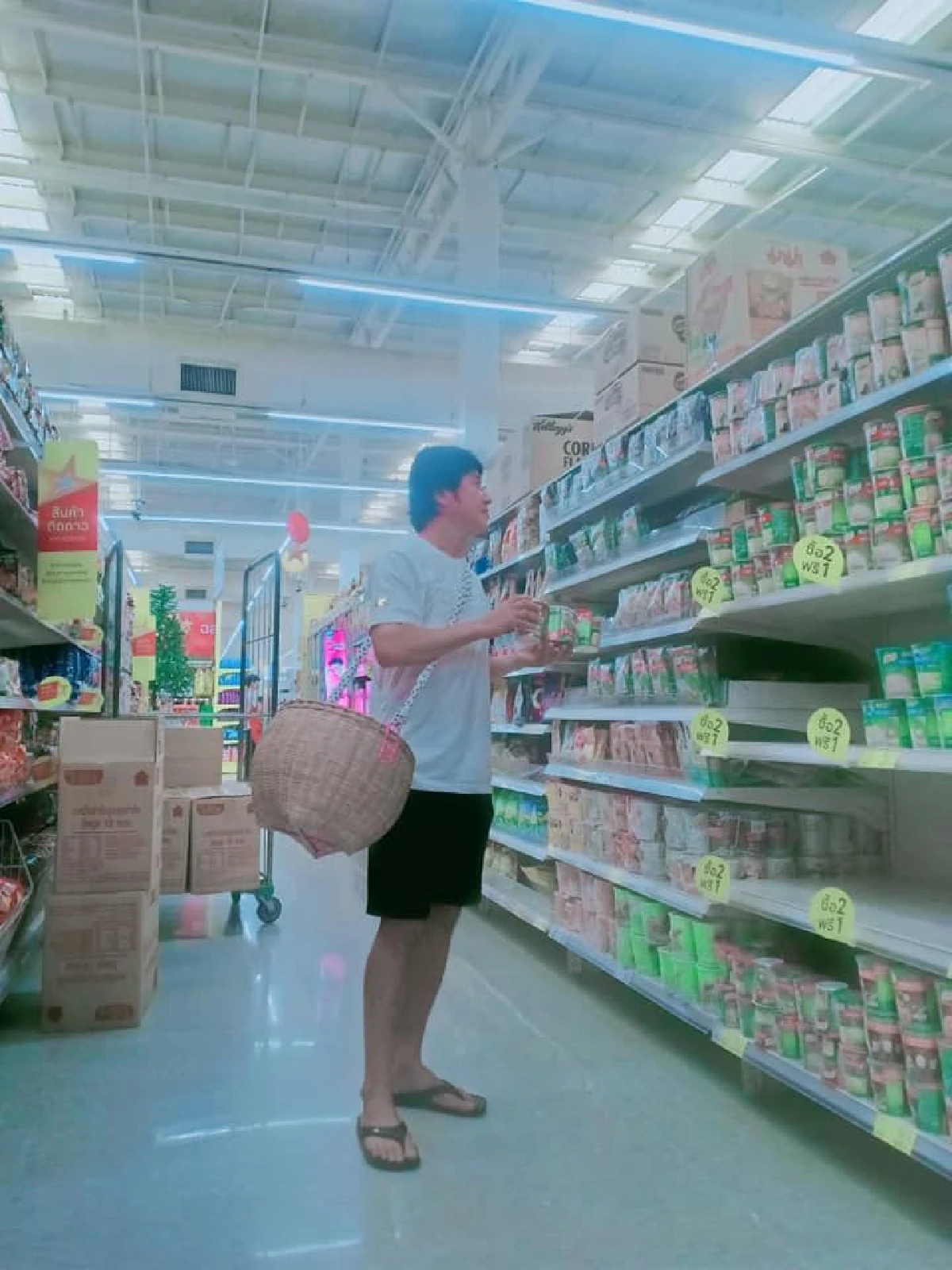 เอากับเขาด้วย! เชษฐ์ หิ้วตะกร้าไปช้อปปิ้ง แทนการรับถุงพลาสติก