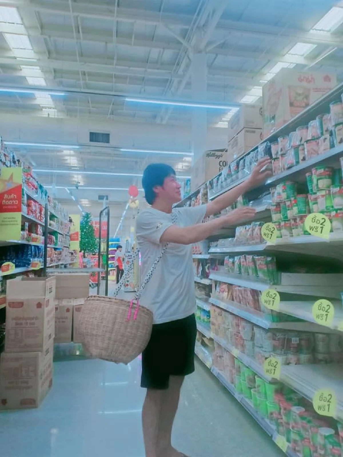 เอากับเขาด้วย! เชษฐ์ หิ้วตะกร้าไปช้อปปิ้ง แทนการรับถุงพลาสติก