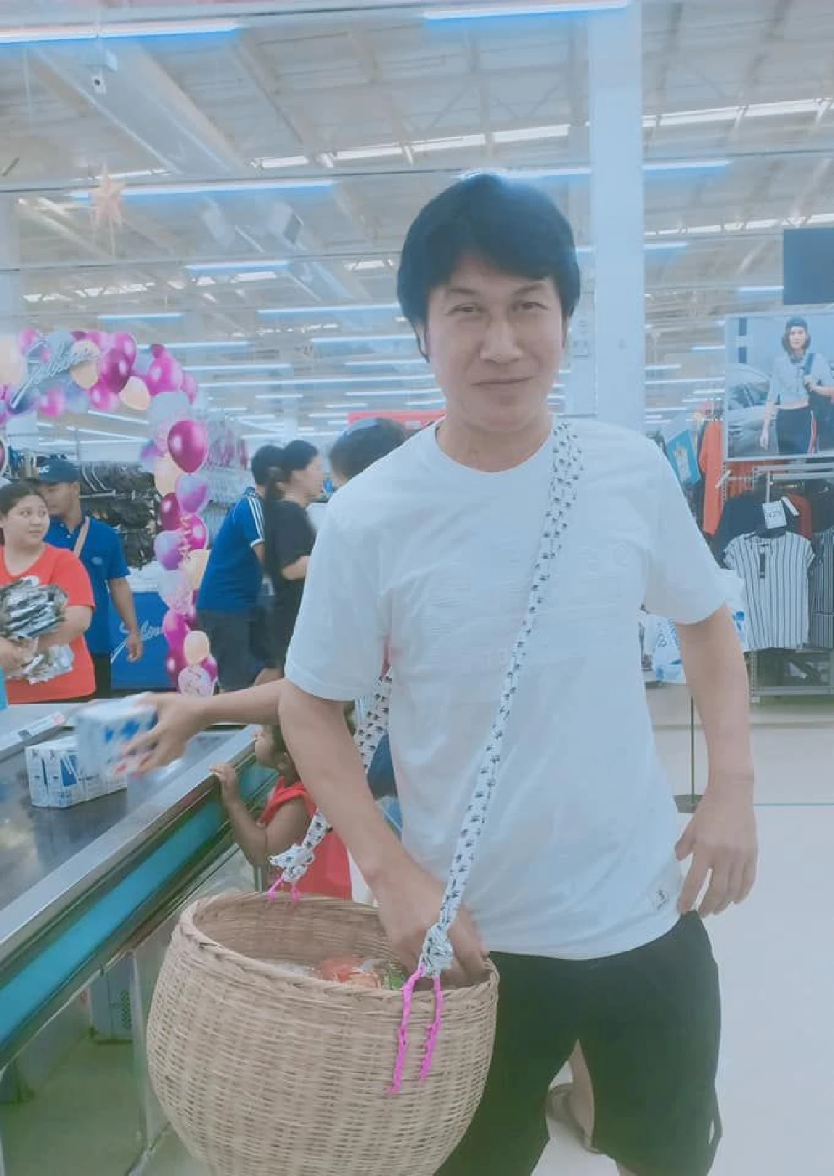 เอากับเขาด้วย! เชษฐ์ หิ้วตะกร้าไปช้อปปิ้ง แทนการรับถุงพลาสติก