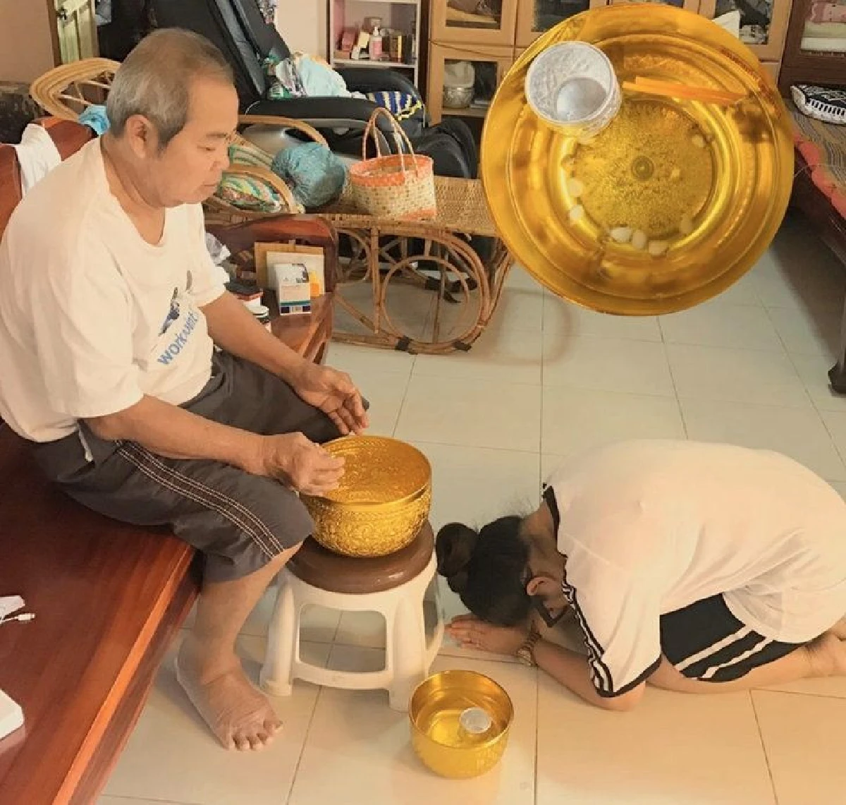 "อย่าวัดความกตัญญูจากเงิน" ตุ๊กกี้ ชิงร้อย เผยภาพรดน้ำขอพรจากคุณพ่อพร้อมให้ข้อคิด
