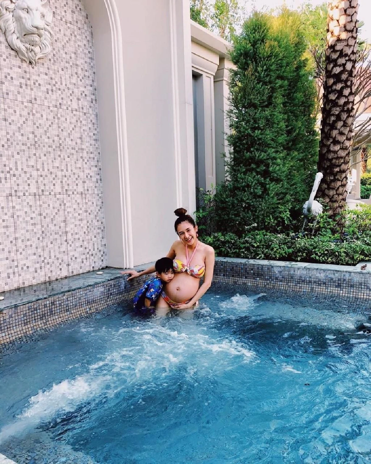 ท้องโตยิ่งแซ่บ! เนย โชติกา สวยปังสลัดผ้าเล่นน้ำอวดหุ่นเป๊ะขณะตั้งครรภ์